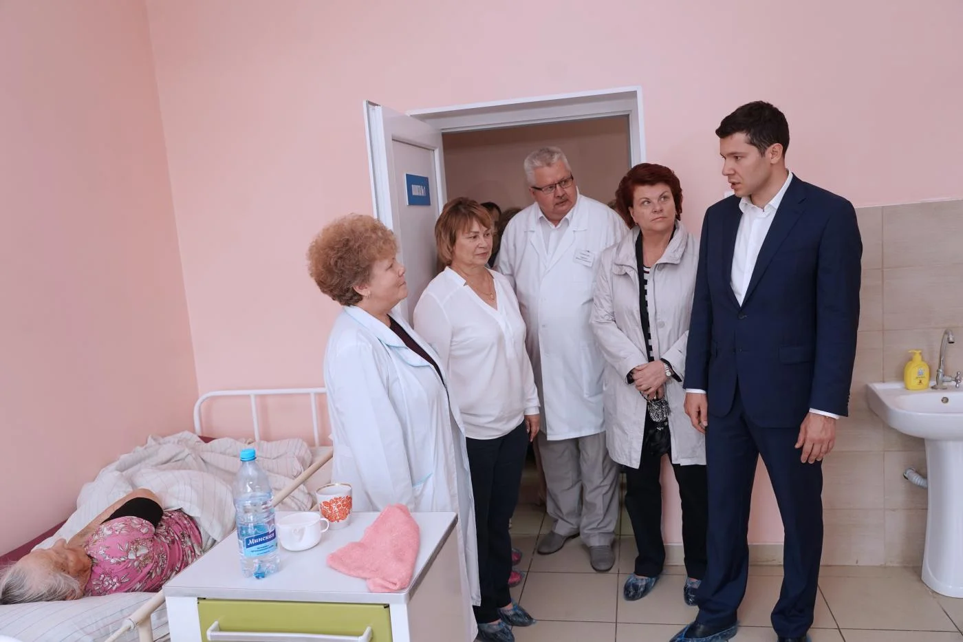 Антон Алиханов осмотрел объекты социальной сферы в Озерске