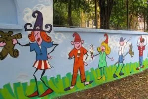 Ограждение Детской областной больницы украсили веселые рисунки